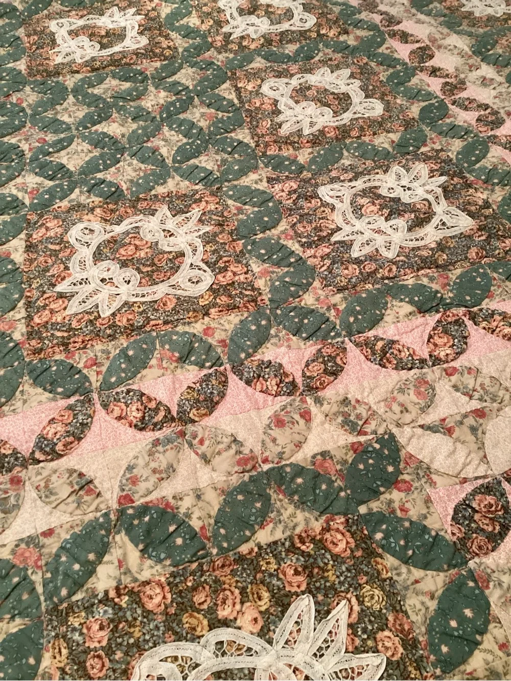 Vintage American Pacific Manor House Floral Lace Scalloped Cottage Quilt